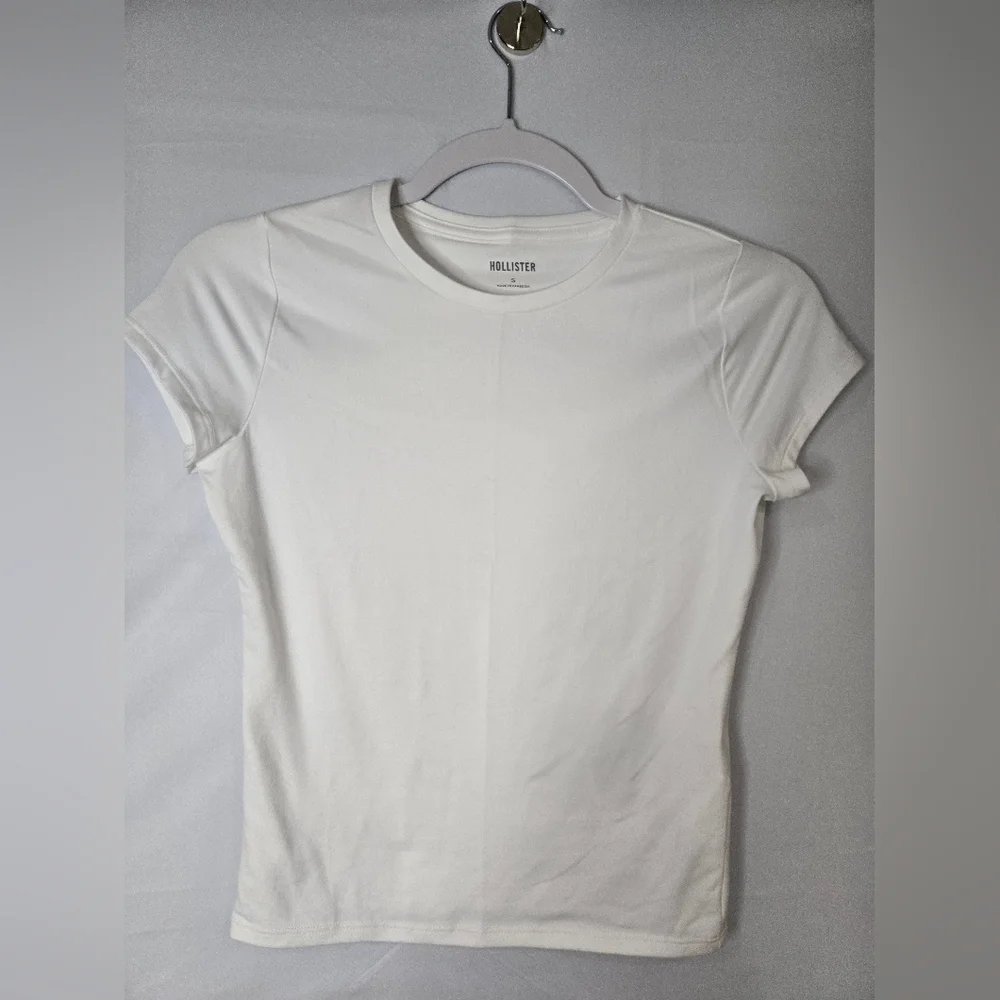 Hollister Crisp White Crewneck Tee Size Small - Picture 1 of 4